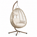 Chaise suspendue œuf en métal avec rotin synthétique et coussins en tissu beige